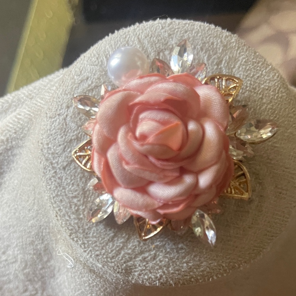 Elegant Chic Floral Brooch with Gold and Pink Accents & Faux pearls
